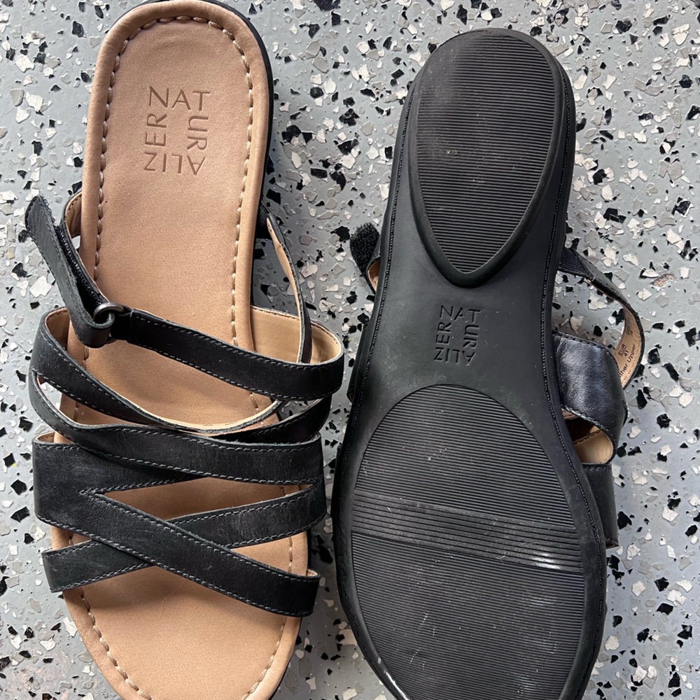 Woman’s Naturalizer Black Sandals Size 11.